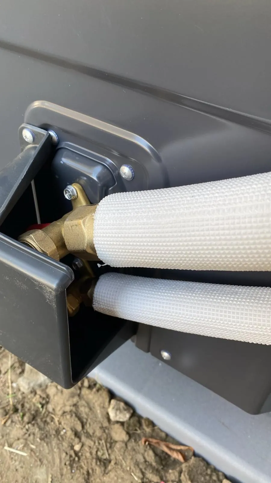 Insulated refrigerant line connections